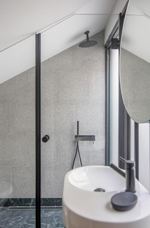 Apartment 62 Design House Ii *